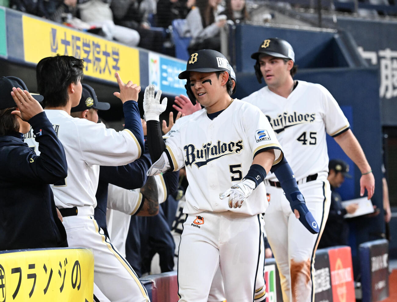 オリックス対広島　2回裏オリックス無死一、三塁、右越え3点本塁打を放った西野はベンチ前でナインとタッチ（撮影・和賀正仁）