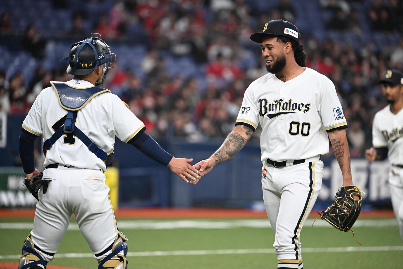 オリックス対広島　3回表を無失点とし捕手森友（左）とタッチするオリックス・エスピノーザ（撮影・和賀正仁）