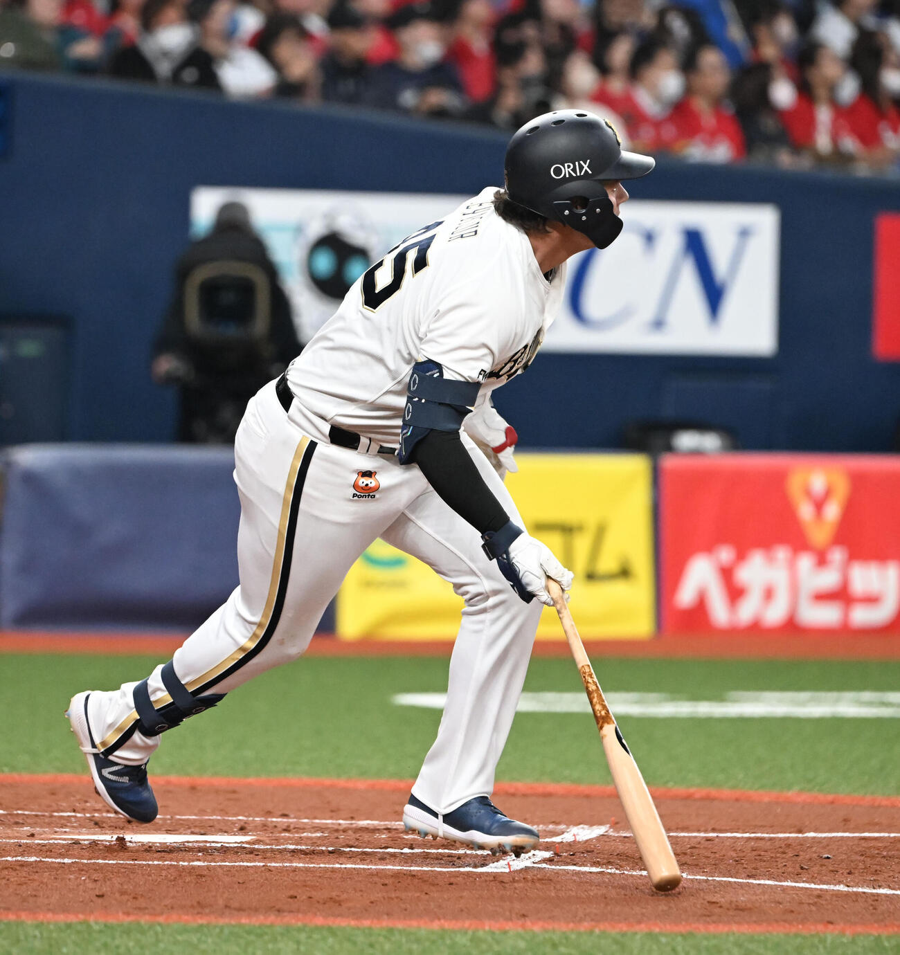 オリックス対広島　2回裏オリックス無死、左翼線に二塁打を放つシーモア（撮影・和賀正仁）