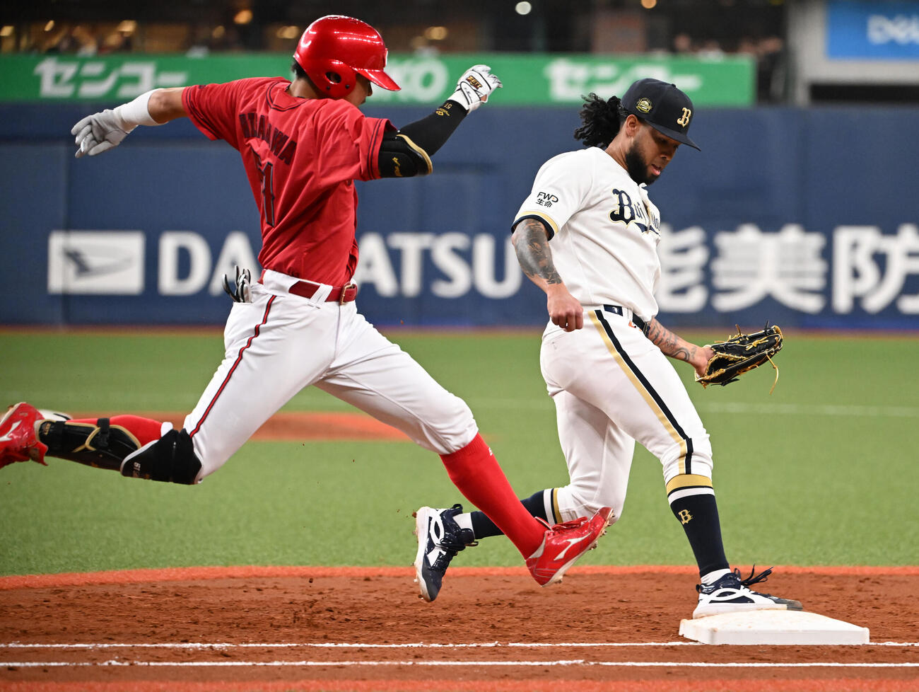 オリックス対広島　4回表広島無死、平川の一ゴロでベースカバーに入るエスピノーザ（撮影・和賀正仁）