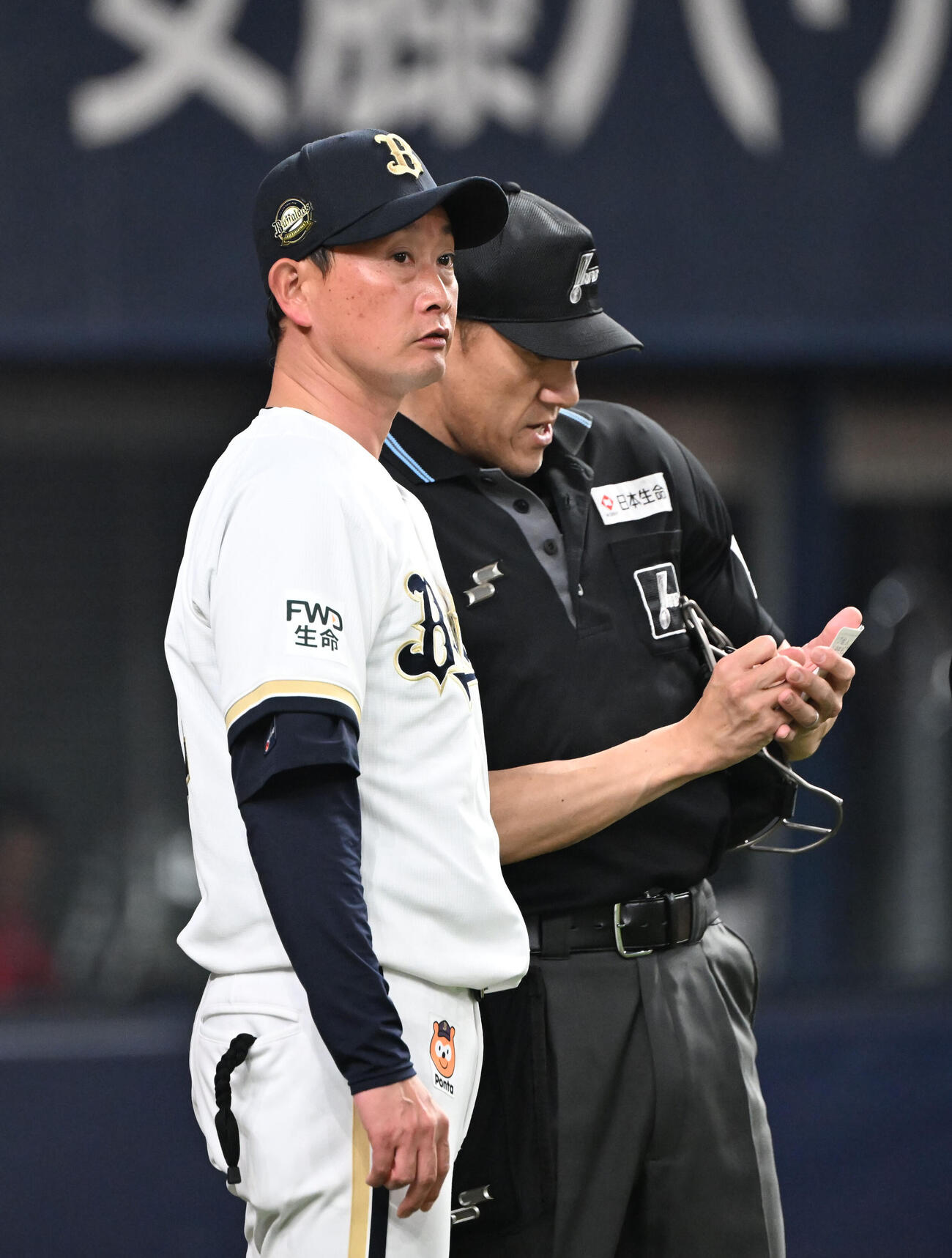 オリックス対広島　8回裏を終えw選手の交代を告げるオリックス岸田監督（撮影・和賀正仁）