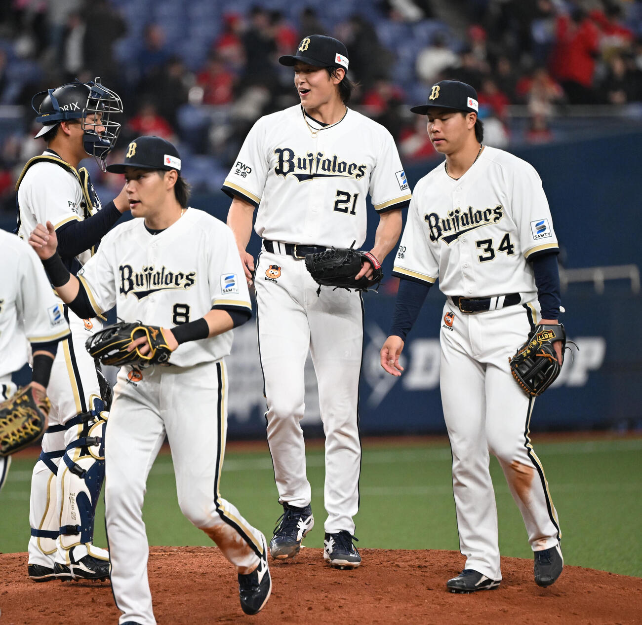 オリックス対広島　9回を締めたオリックス山崎（右から2人目）はナインと笑顔を見せる（撮影・和賀正仁）
