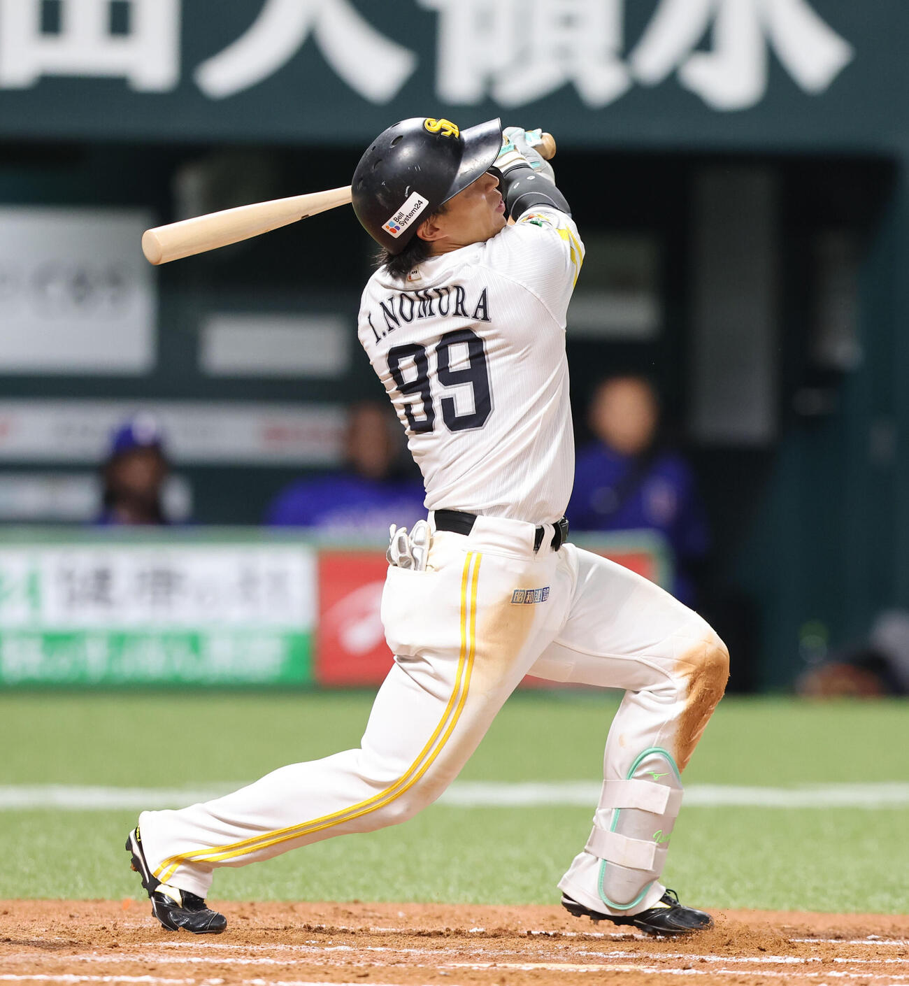 ソフトバンク対中日　8回裏ソフトバンク1死一塁、野村は右中間に2点本塁打を放つ（撮影・梅根麻紀）