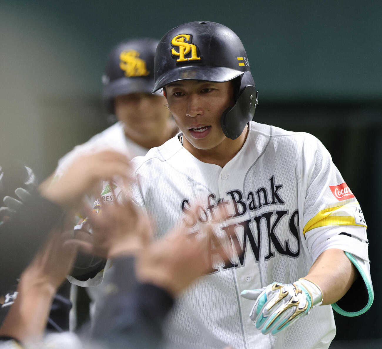 ソフトバンク対中日　8回裏ソフトバンク1死一塁、野村は右中間に2点本塁打を放ちベンチのナインとハイタッチ（撮影・梅根麻紀）
