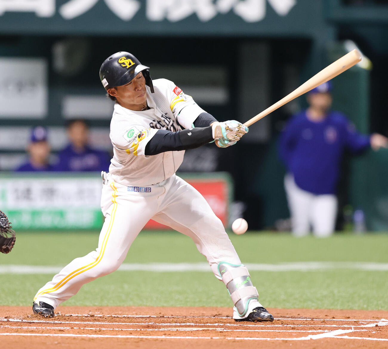 ソフトバンク対中日　1回裏ソフトバンク1死、野村は三内野安打を放つ（撮影・梅根麻紀