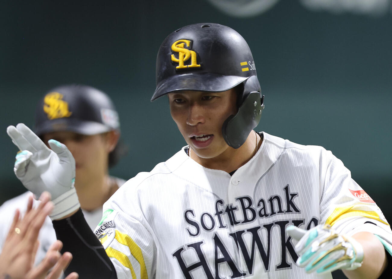 ソフトバンク対中日　8回裏ソフトバンク1死一塁、野村は右中間に2点本塁打を放ちベンチのナインとハイタッチ（撮影・梅根麻紀）