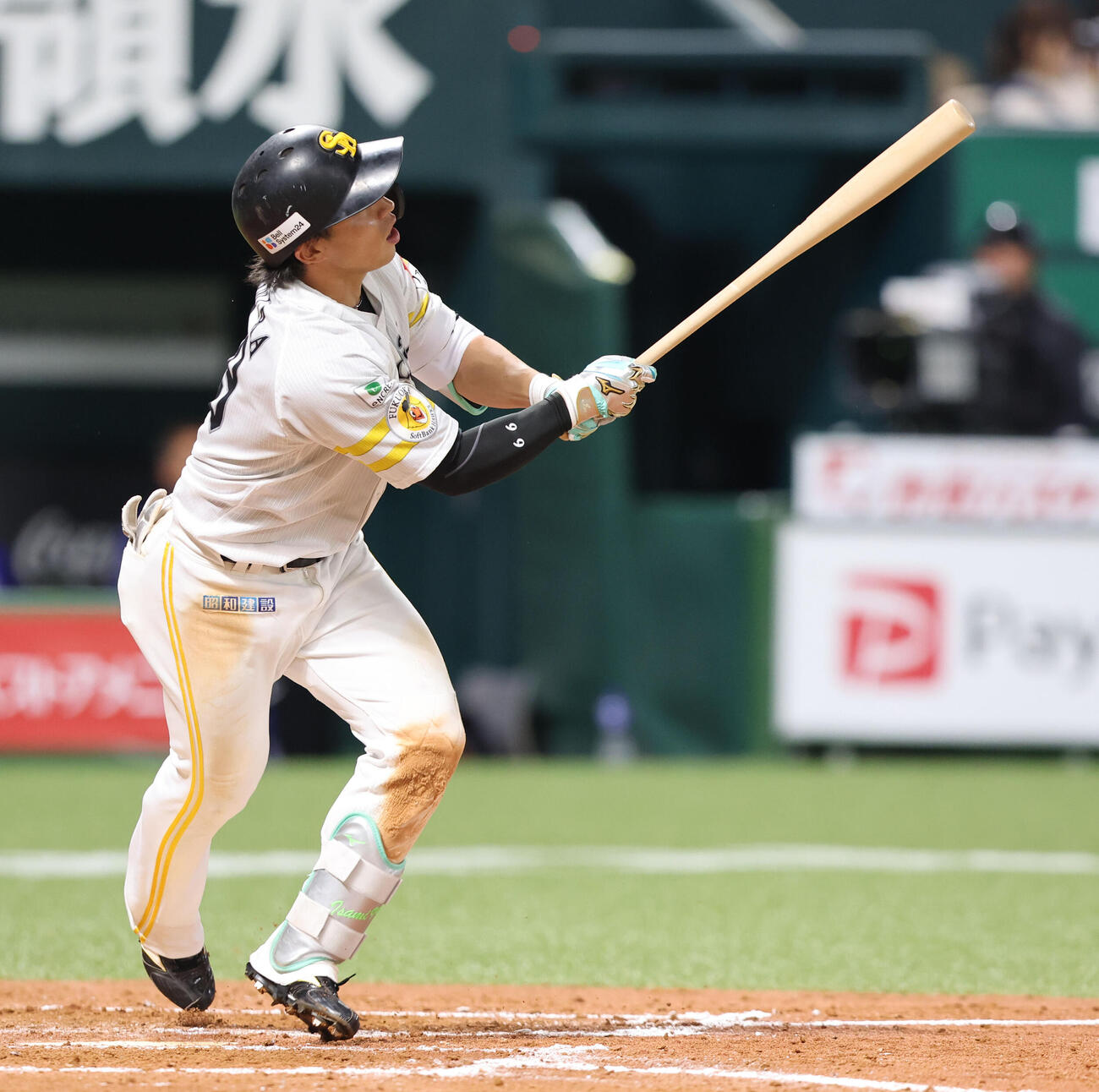 ソフトバンク対中日　8回裏ソフトバンク1死一塁、野村は右中間に2点本塁打を放つ（撮影・梅根麻紀）