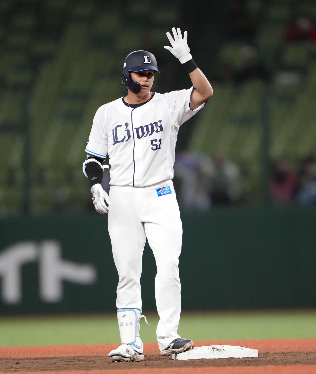 西武対楽天　2回裏西武2死一、二塁、適時二塁打を放つ西川（撮影・小島史椰）