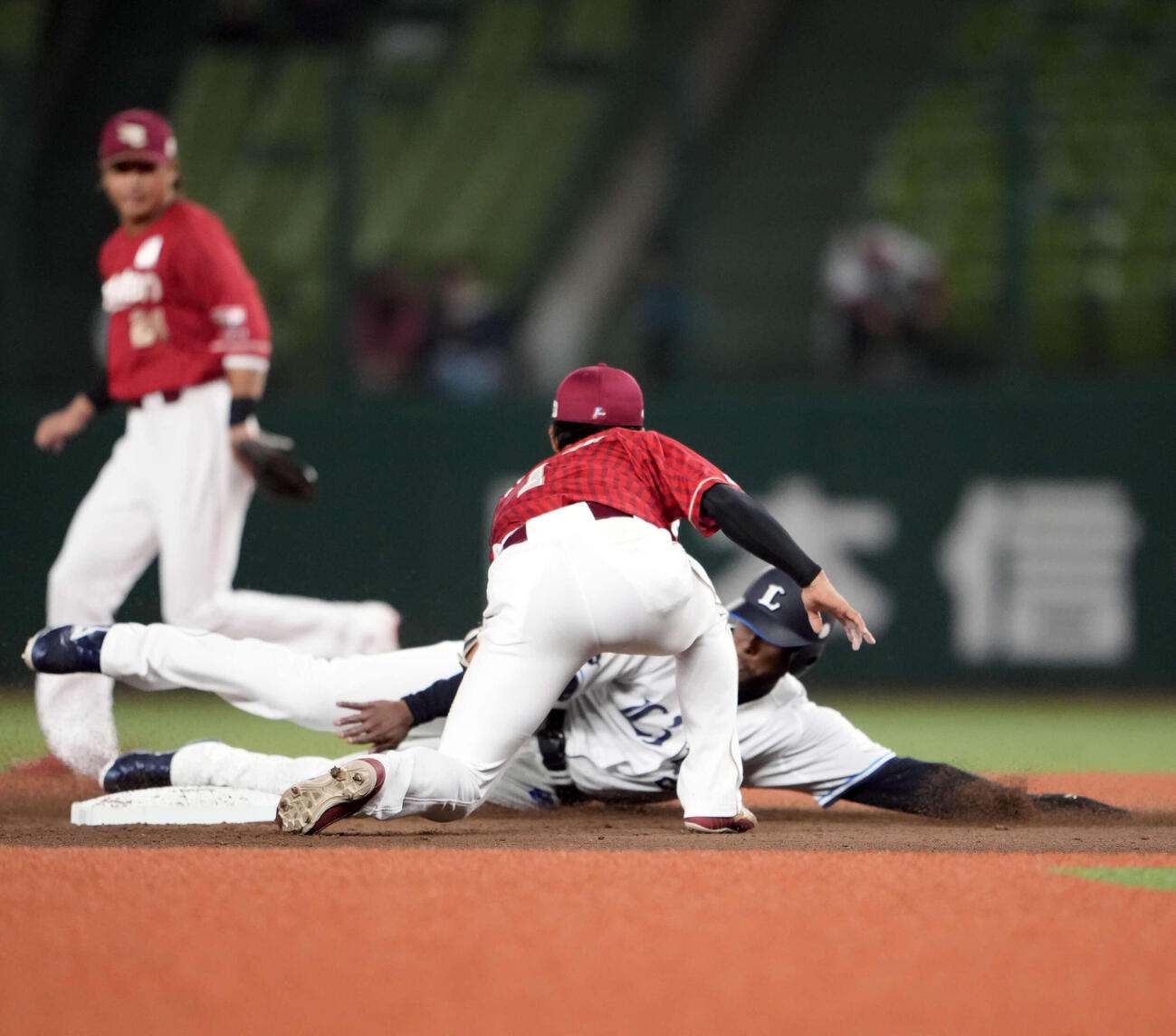 西武対楽天　2回裏西武2死一塁、二盗を決めるカナリオ（撮影・小島史椰）