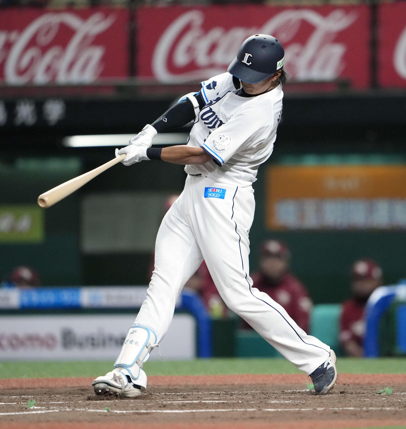 西武対楽天　2回裏西武2死一、二塁、適時二塁打を放つ西川（撮影・小島史椰）