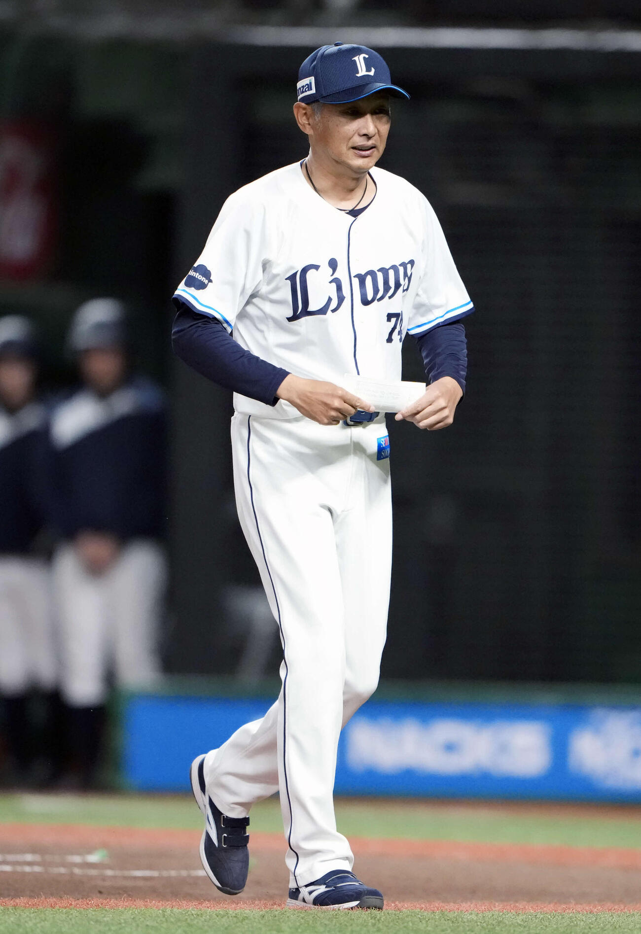 西武対楽天　メンバー表交換を終えベンチに戻る西武西口監督（撮影・小島史椰）