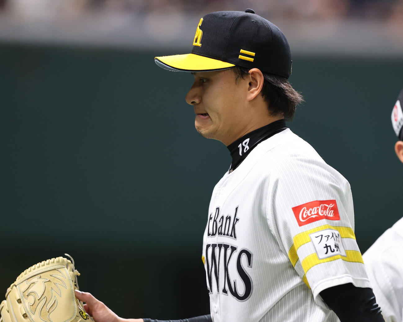 ソフトバンク対中日　先発のソフトバンク徐は初回に失点、納得いかない表情でベンチに引き揚げる（撮影・梅根麻紀）