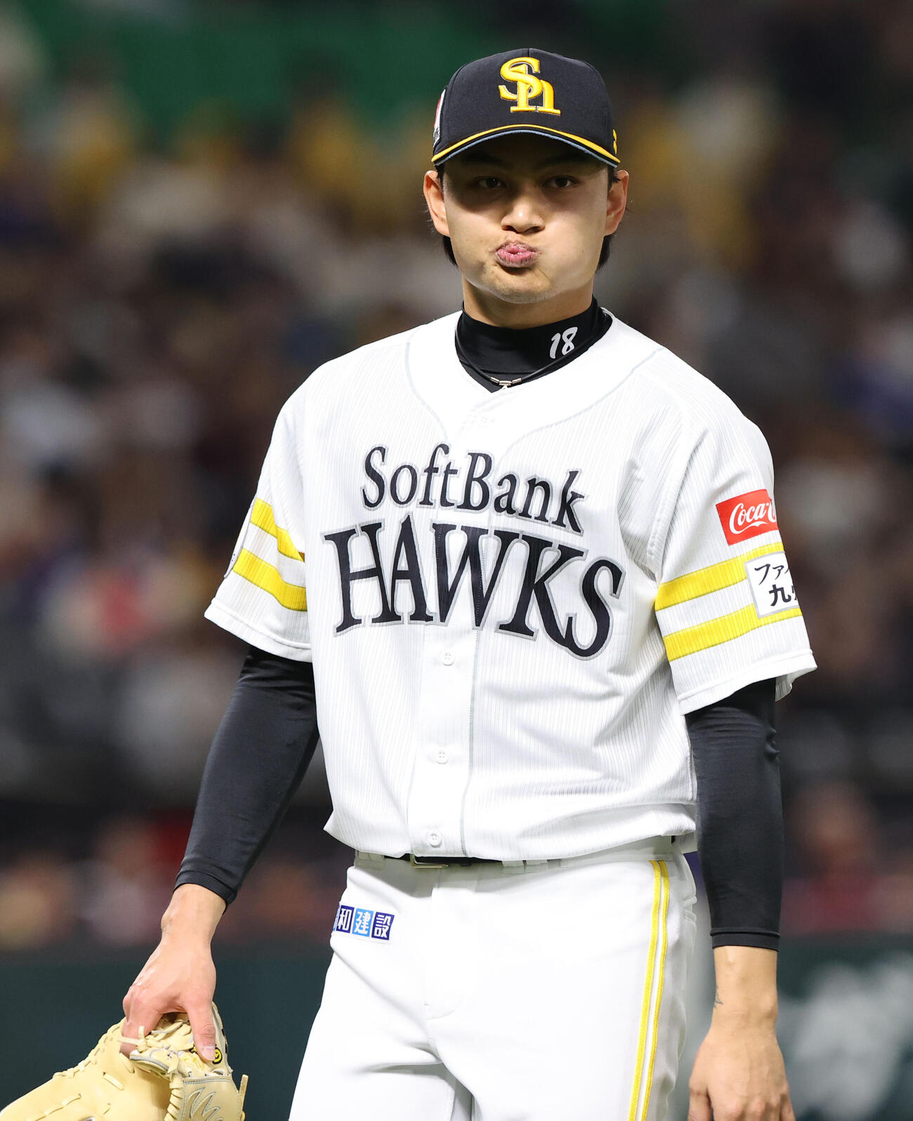 ソフトバンク対中日　先発のソフトバンク徐は初回に失点、納得いかない表情でベンチに引き揚げる（撮影・梅根麻紀）