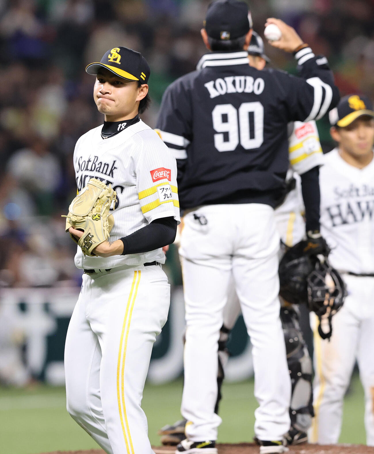 ソフトバンク対中日　先発のソフトバンク徐は小久保監督に交代を告げられマウンドを降りる（撮影・梅根麻紀）