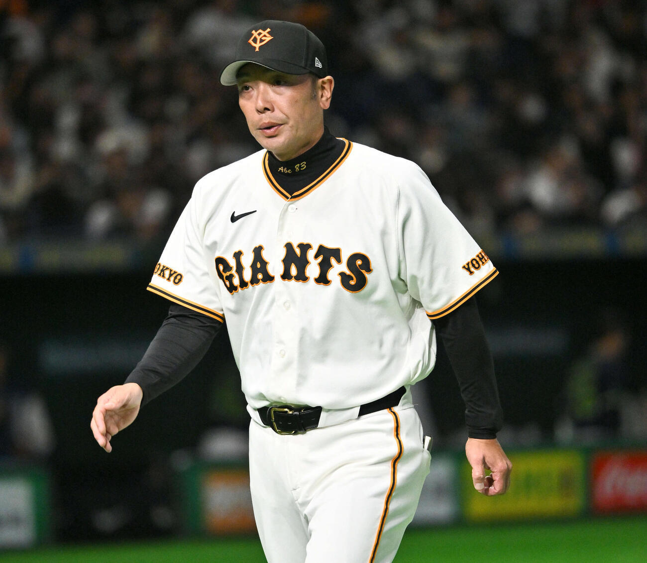 巨人対ヤクルト　試合後、ファンにあいさつし引き揚げる巨人阿部監督（撮影・滝沢徹郎）