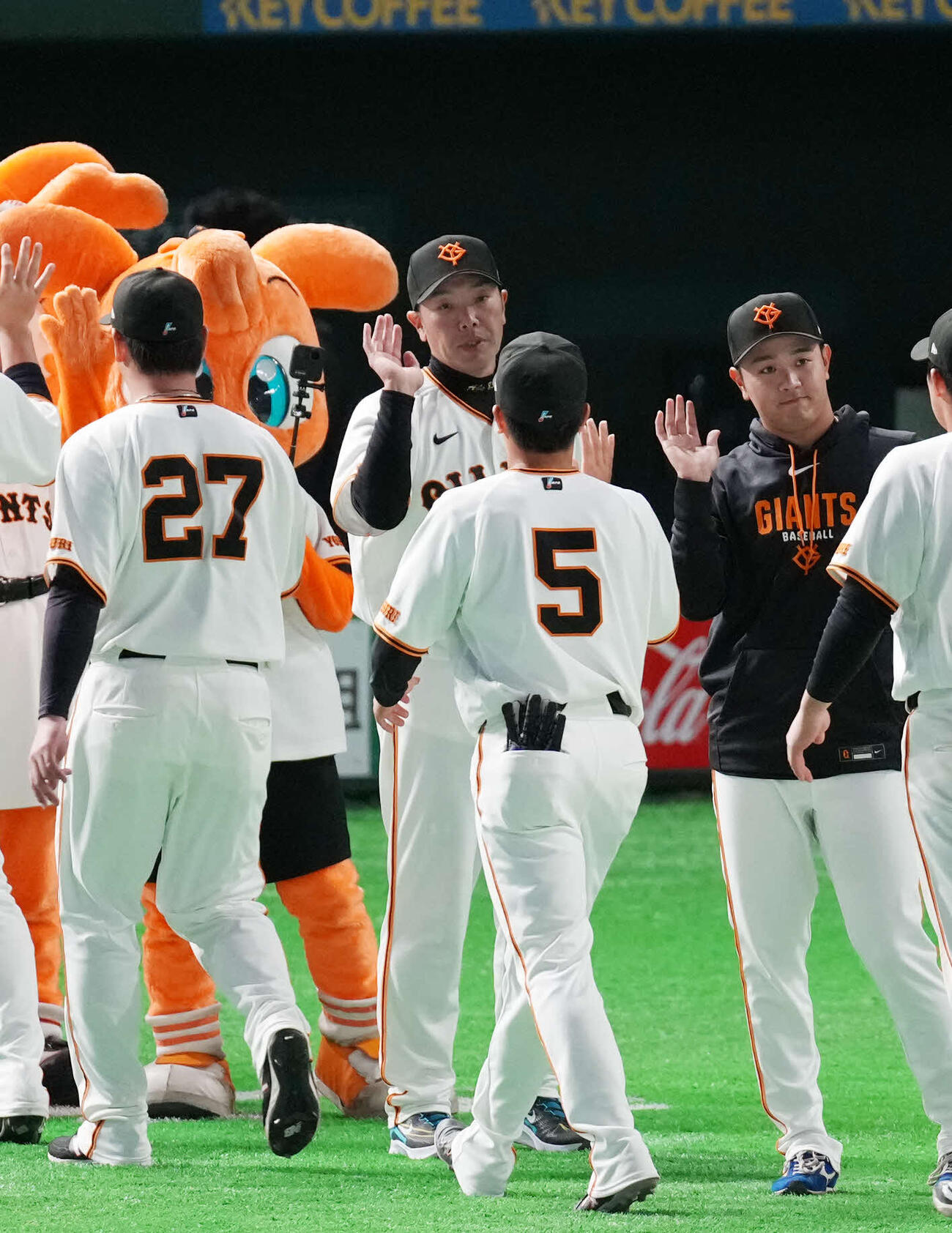 巨人対ヤクルト　勝利しナインをタッチを交わす巨人阿部監督（撮影・増田悦実）
