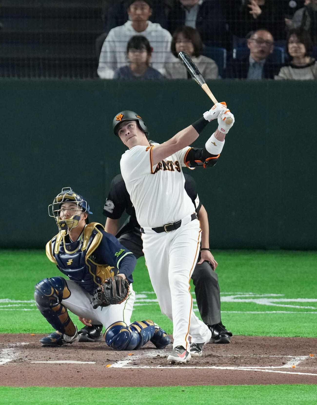 巨人対ヤクルト　6回裏巨人無死、本塁打を放つダルベック（撮影・増田悦実）