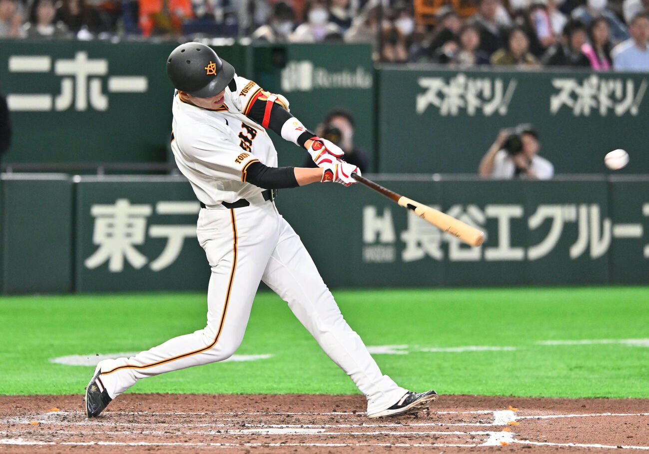 巨人対ヤクルト　6回裏巨人無死一塁、坂本は左前打を放つ（撮影・滝沢徹郎）