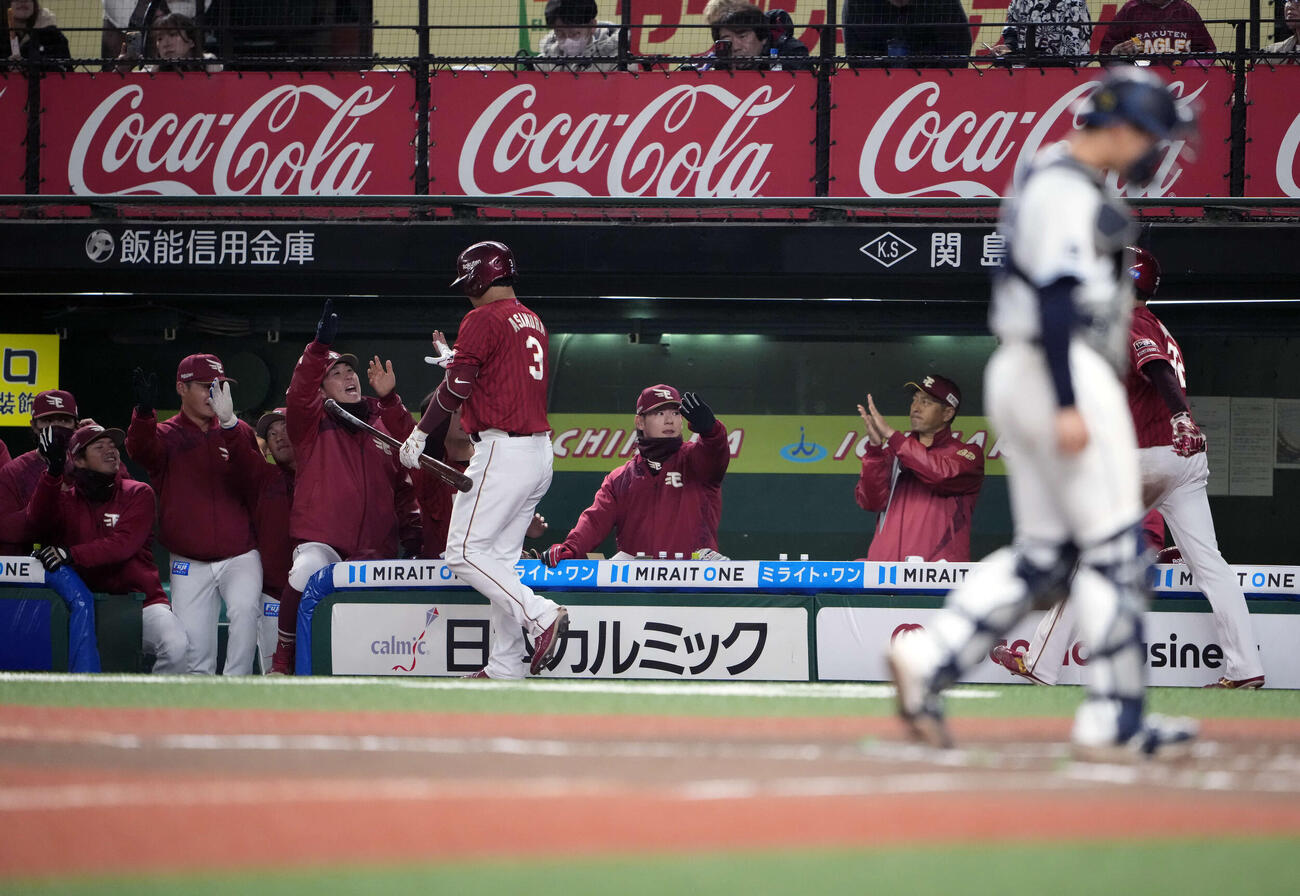 西武対楽天　6回表楽天無死一塁、2点本塁打を放ち祝福を受ける浅村（撮影・小島史椰）
