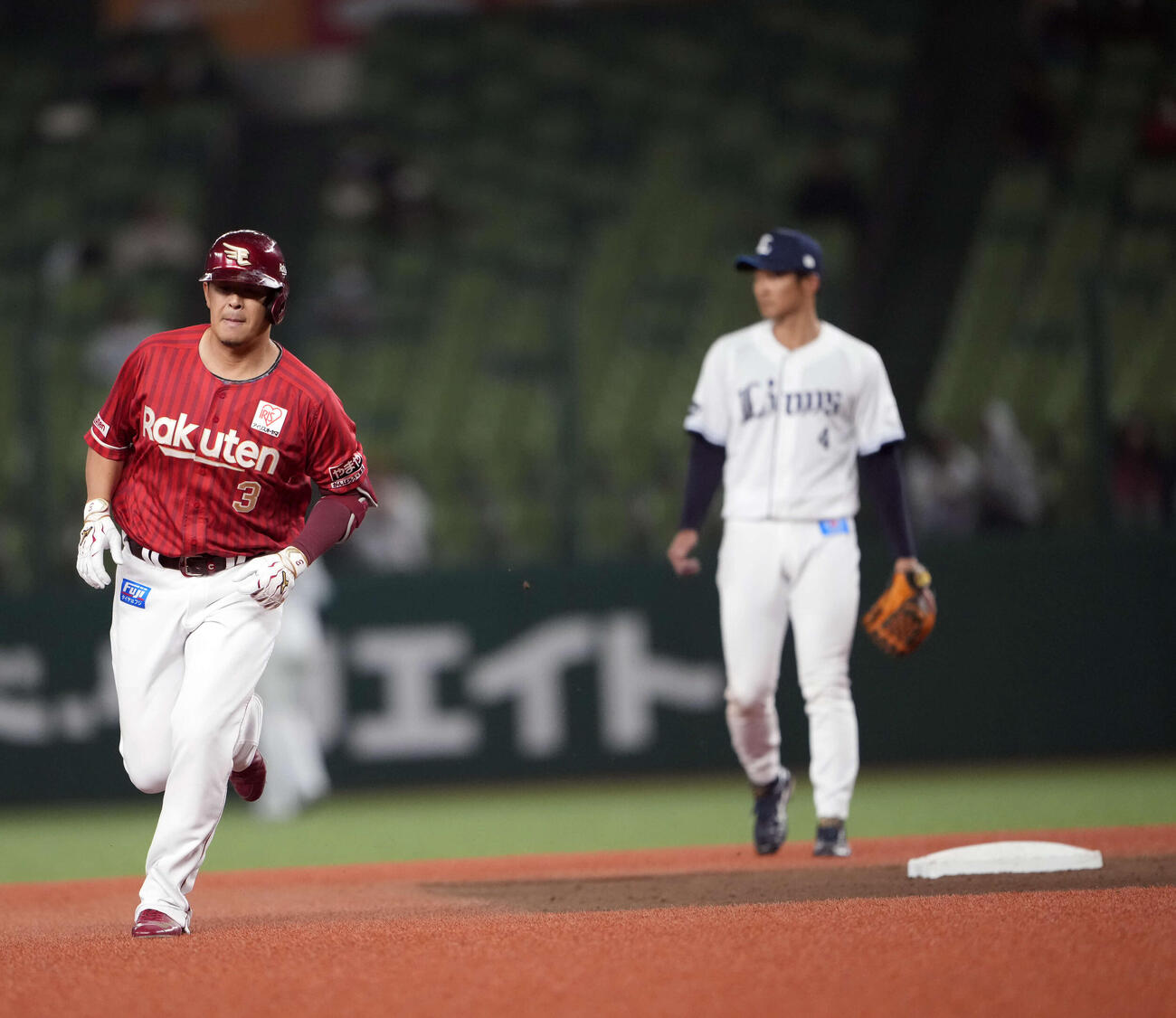 西武対楽天　6回表楽天無死一塁、2点本塁打を放つ浅村（撮影・小島史椰）