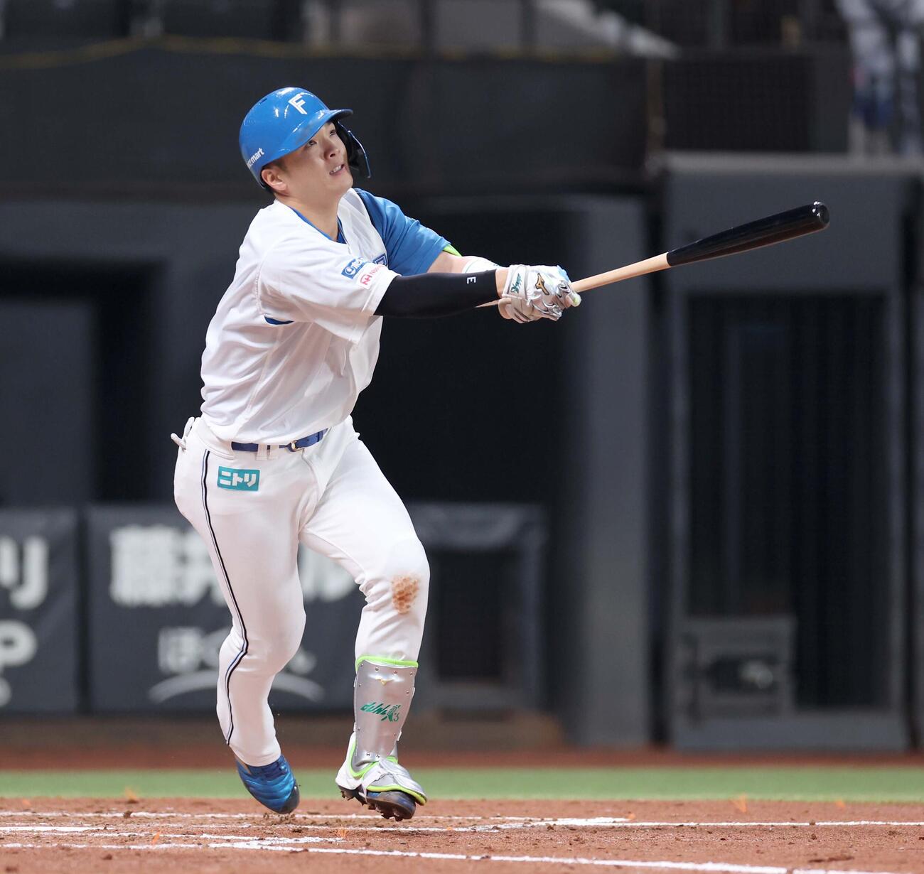 日本ハム対DeNA 4回裏日本ハム1死一塁、右越え2点本塁打を放つ郡司（撮影・黒川智章）