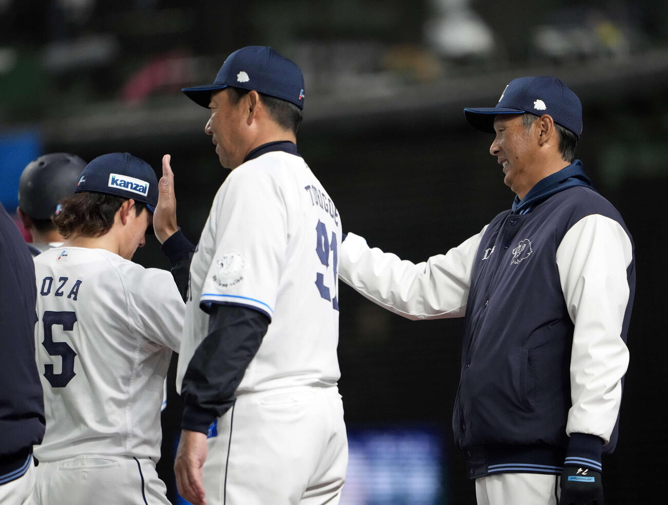 西武対楽天　楽天に勝利し笑顔を見せる西武西口監督（右）（撮影・小島史椰）