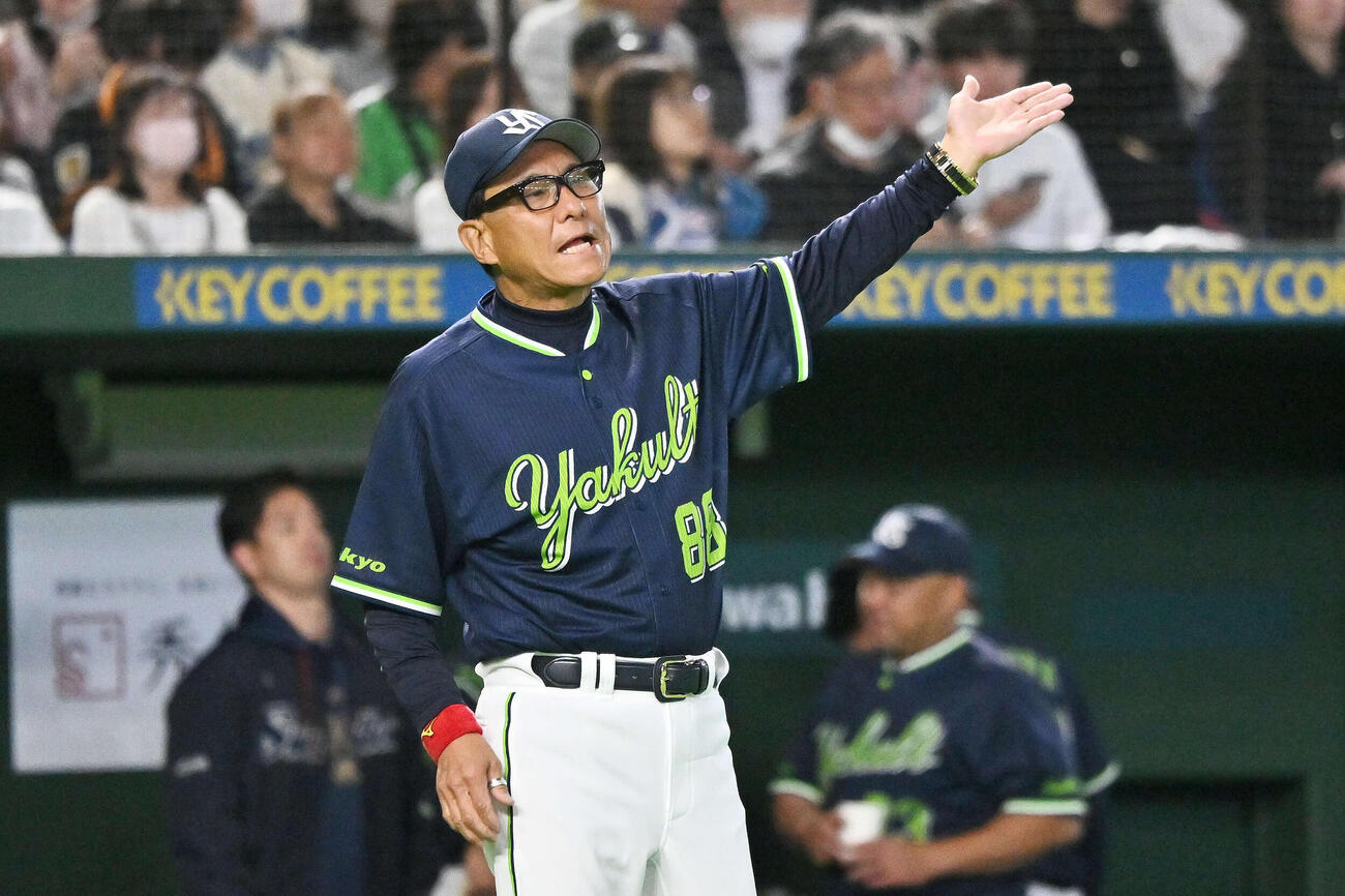 巨人対ヤクルト　交代を伝えるヤクルト池山監督（撮影・滝沢徹郎）