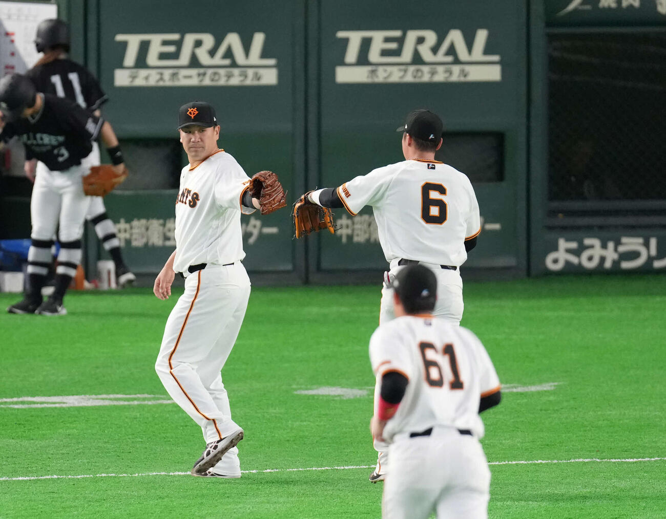 巨人対ヤクルト　3回表　三ゴロを仕留めた坂本（右）とタッチを交わす田中将（撮影・増田悦実）