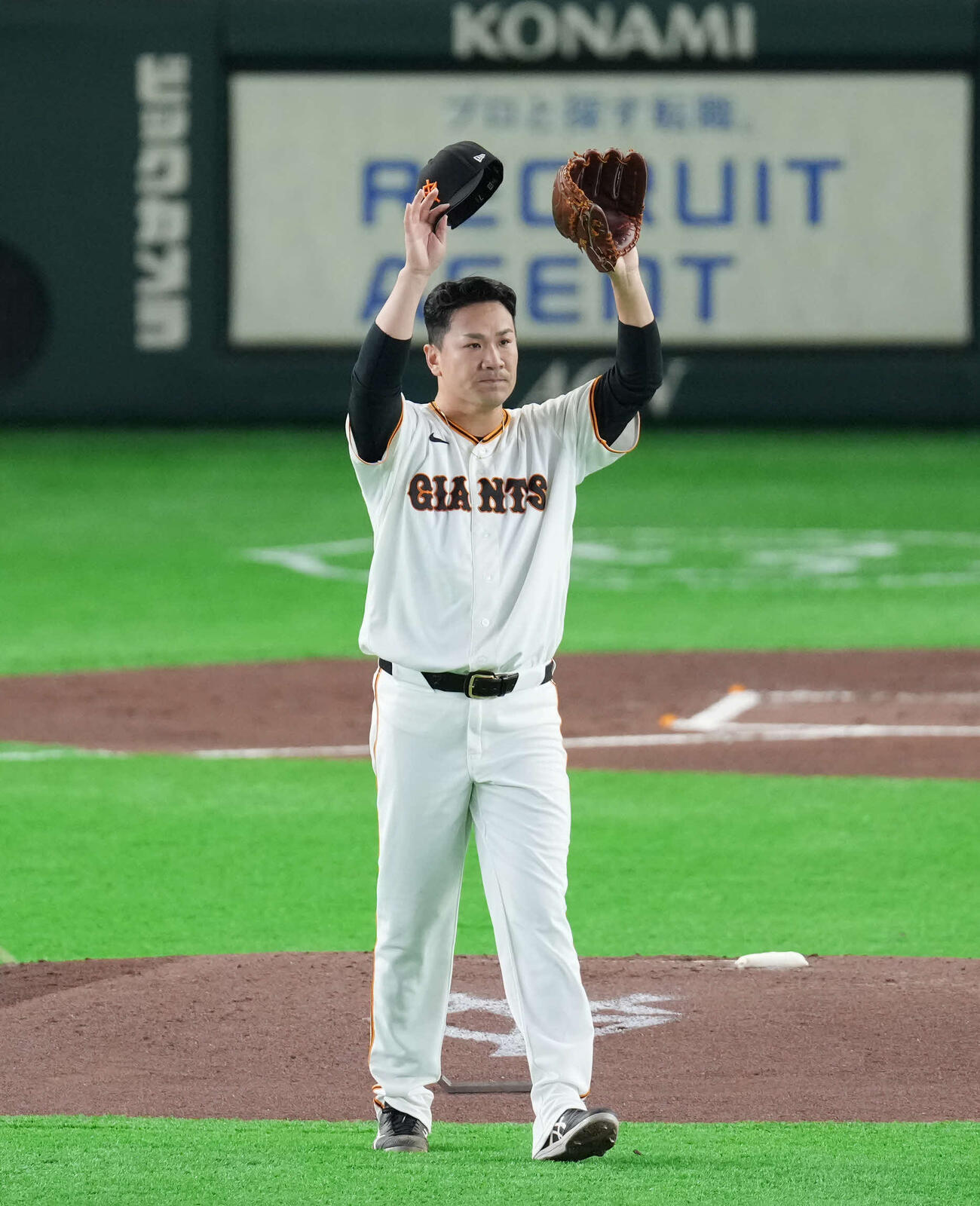 巨人対ヤクルト　2回表ヤクルト1死、鈴木の打球を好捕したキャベッジに目線を送る田中将（撮影・増田悦実）