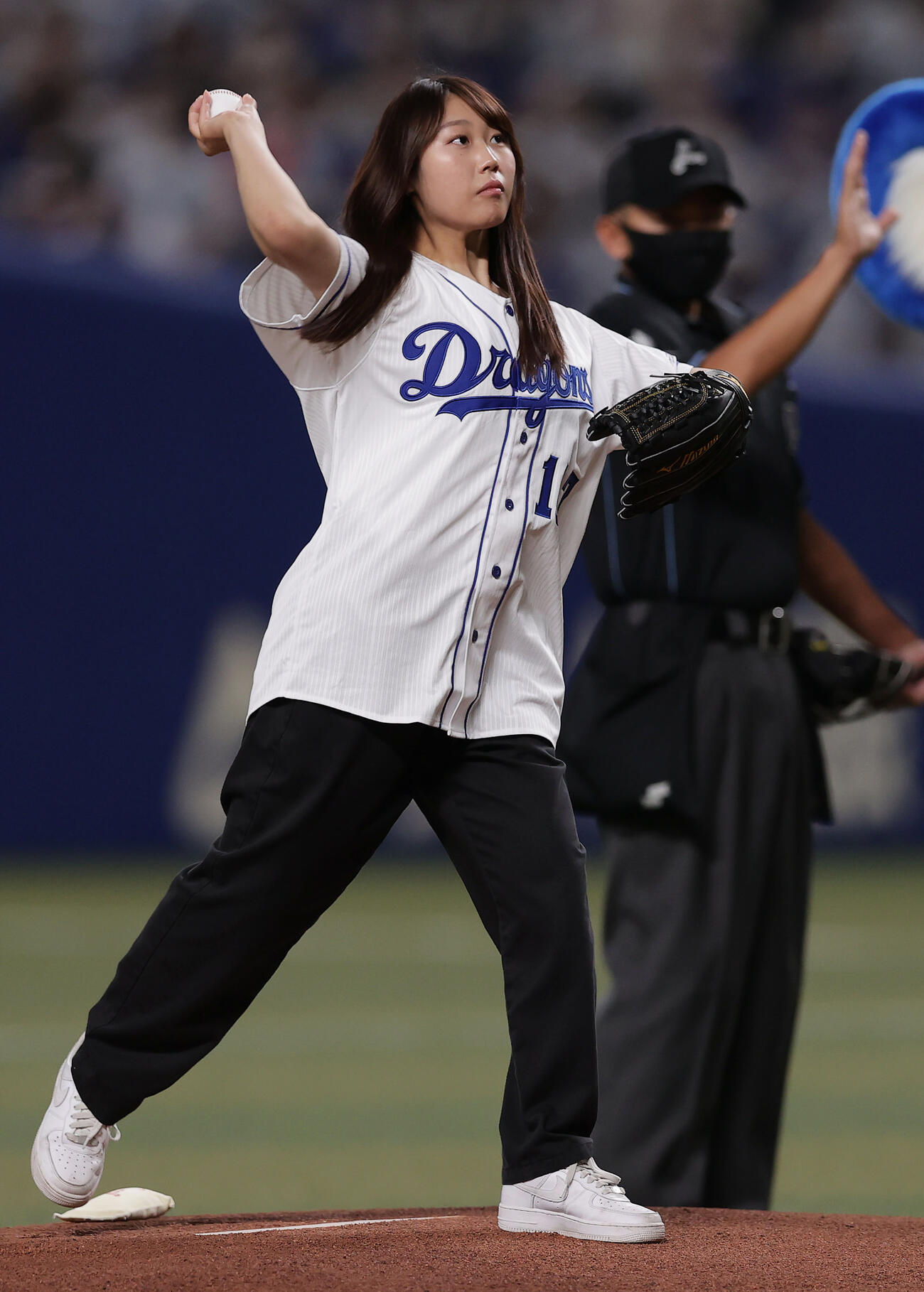中日対阪神　始球式で投球する北京冬季五輪スノーボード・女子ビッグエア銅メダリストの村瀬心椛（2022年5月撮影）