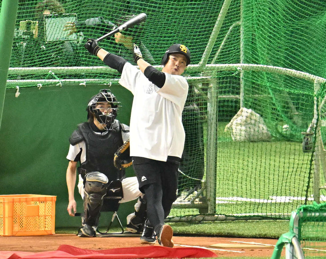 打撃練習を行う近藤（撮影・林敢治）