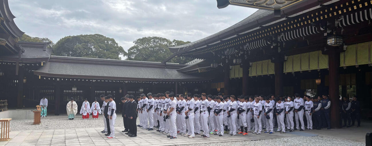 ヤクルトは明治神宮を参拝した（撮影・塚本光）