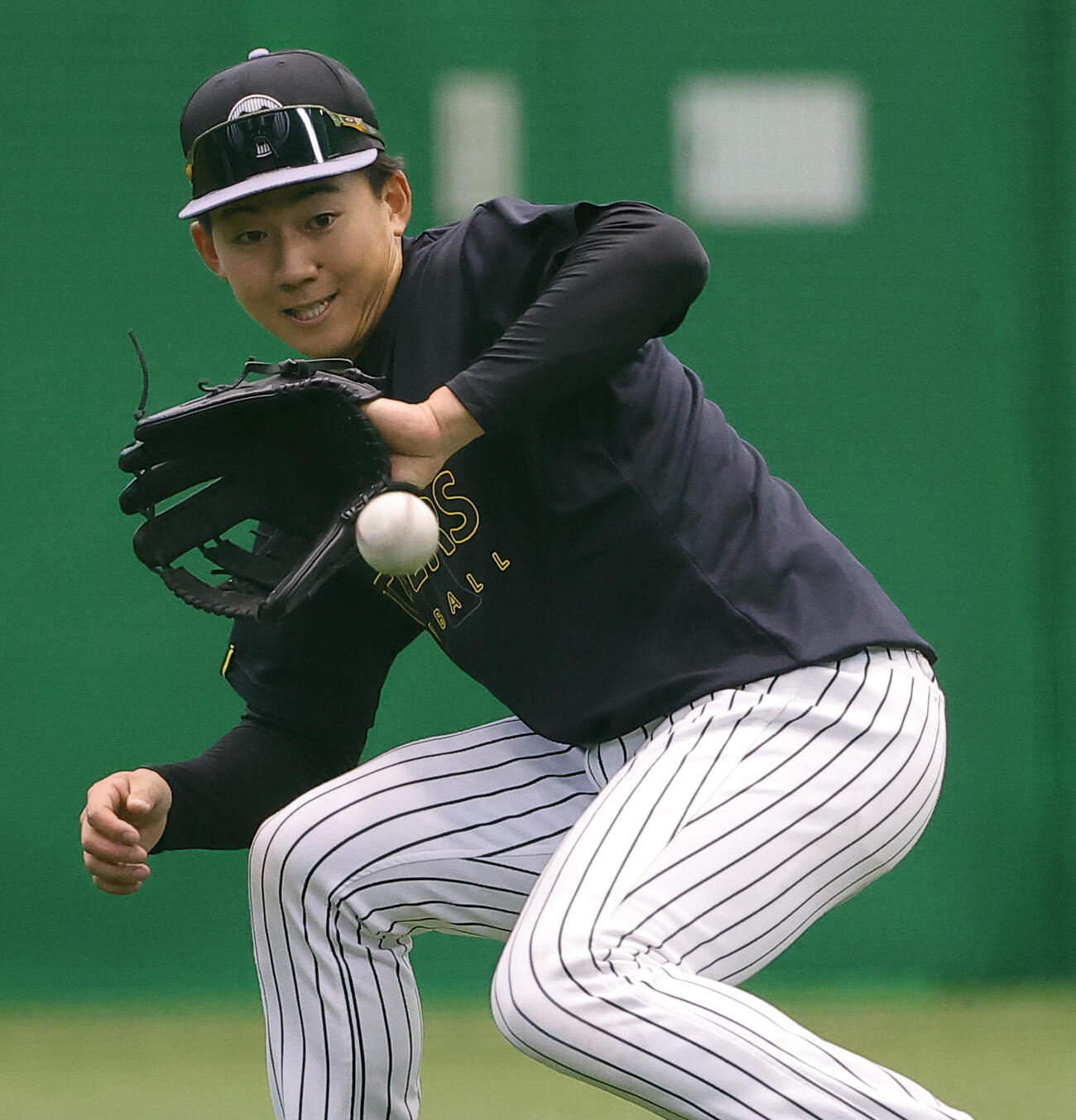 阪神対オリックス　ノックを受ける立石（撮影・上田博志）