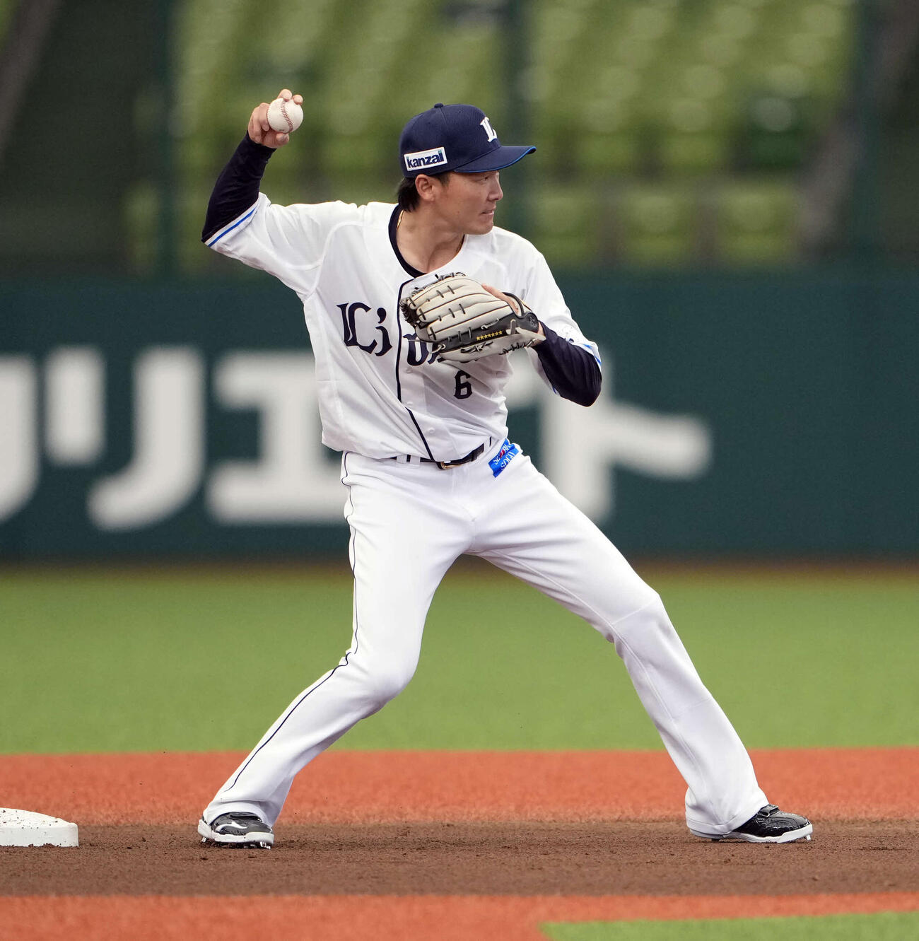 内野守備練習を行う西武源田（撮影・小島史椰）