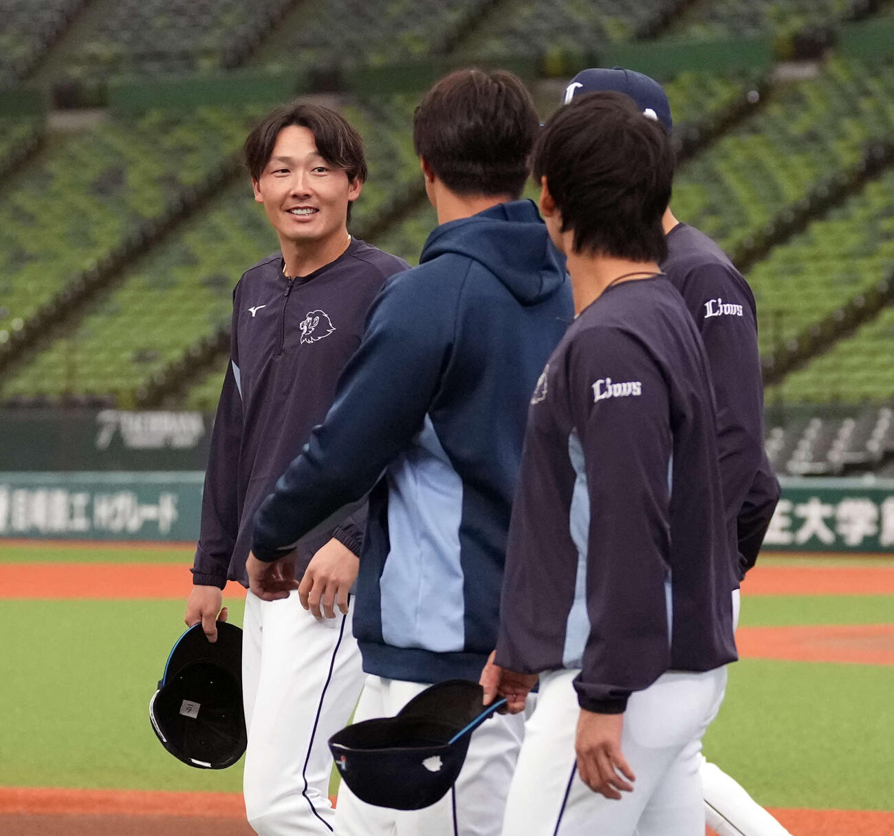談笑する西武源田（左）（撮影・小島史椰）