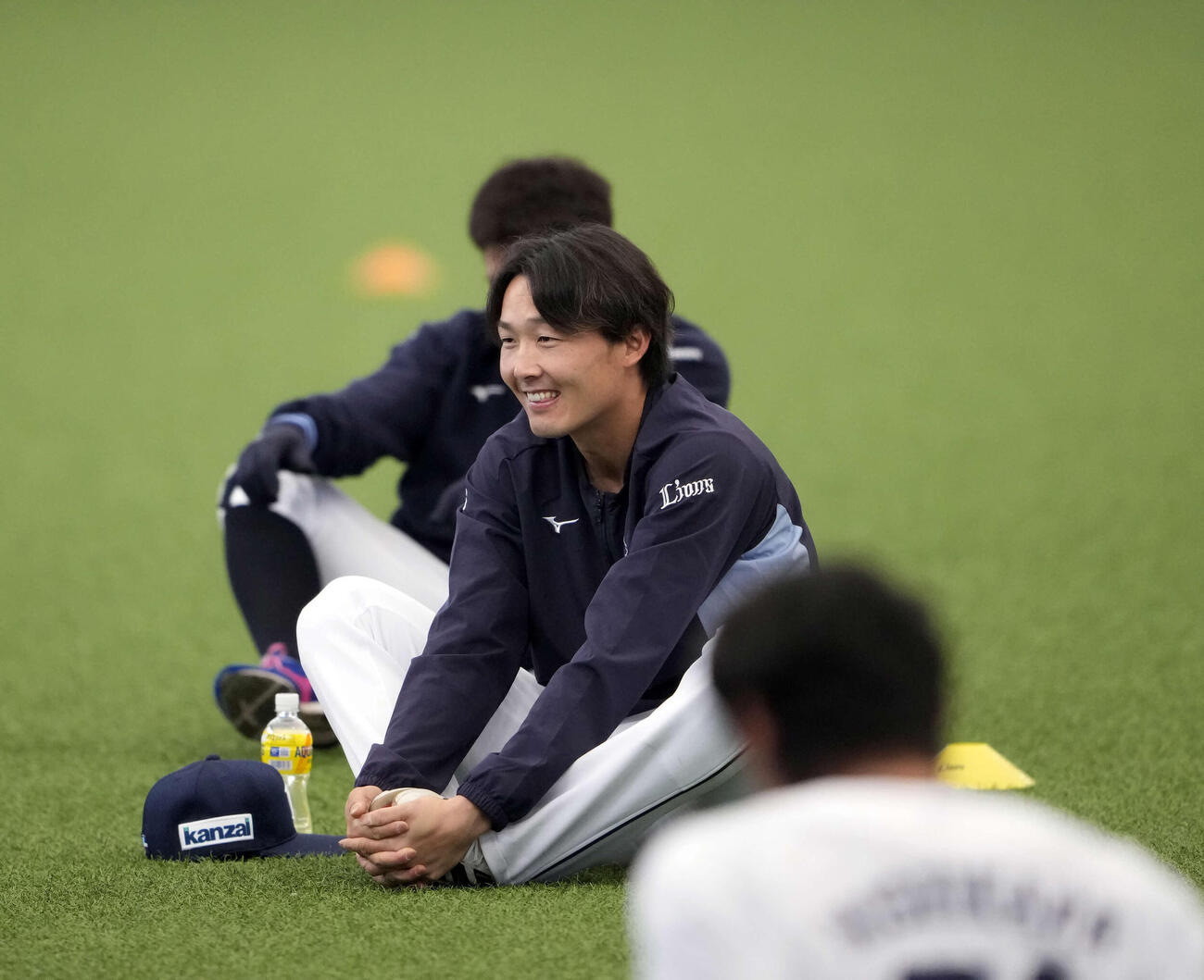 笑顔を見せる西武源田（撮影・小島史椰）