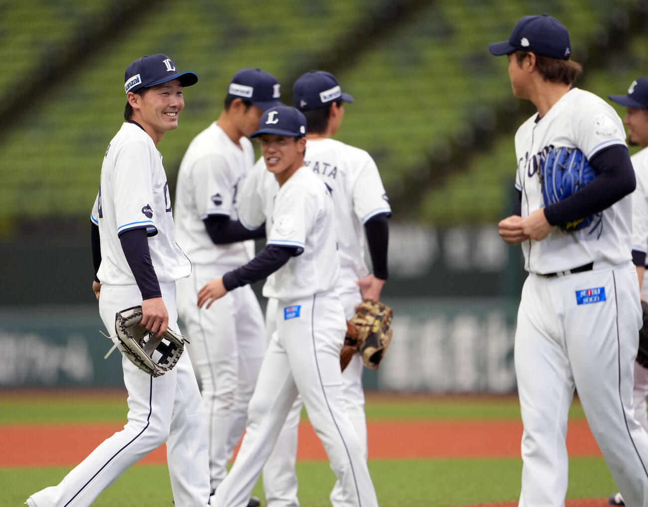 笑顔を見せる西武源田（左）（撮影・小島史椰）