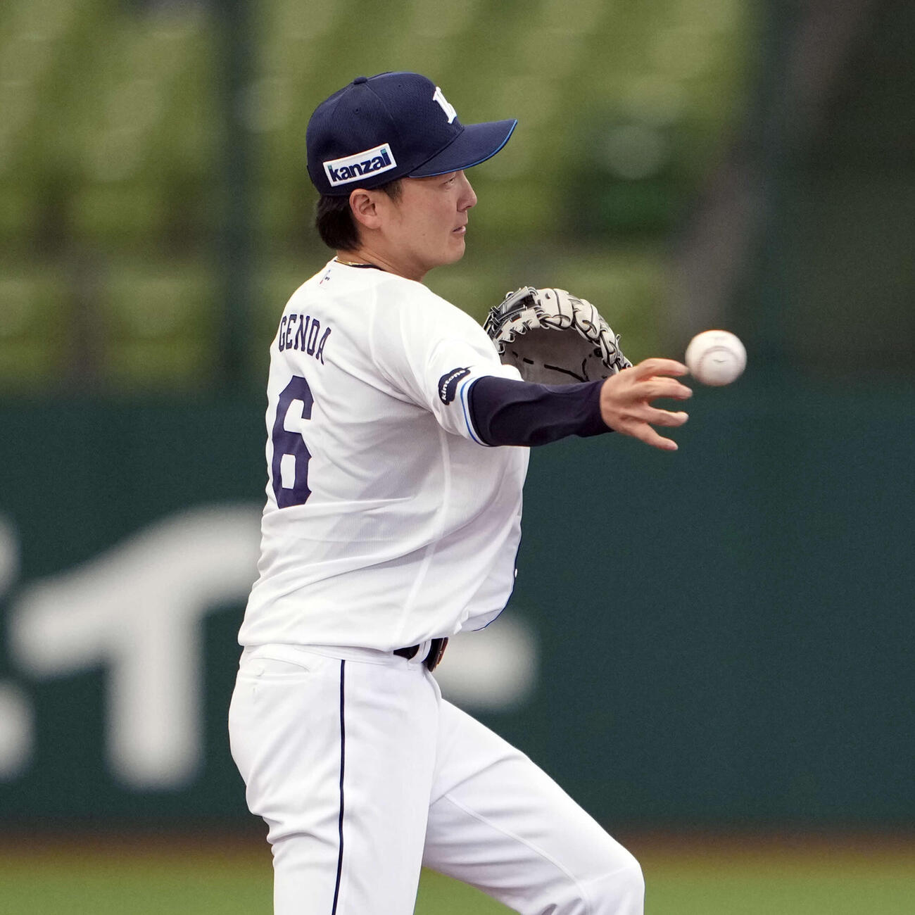内野守備練習を行う西武源田（撮影・小島史椰）