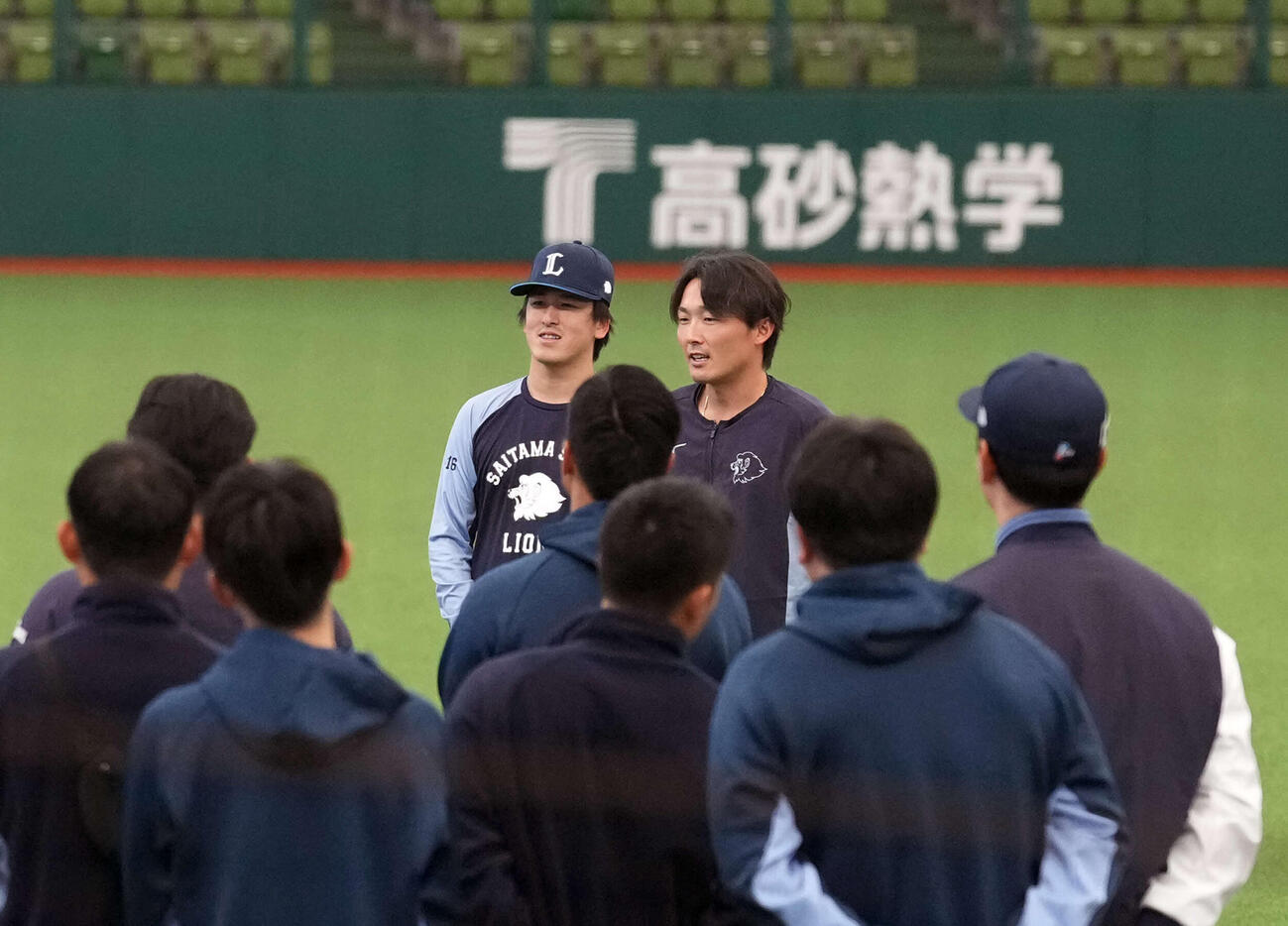 WBC後チームに合流しあいさつする西武隅田（左）と源田（撮影・小島史椰）