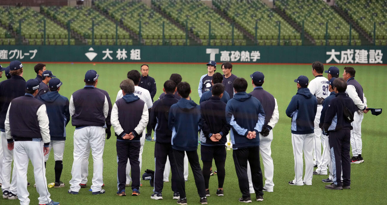 WBC後チームに合流しあいさつする西武隅田（左）と源田（撮影・小島史椰）
