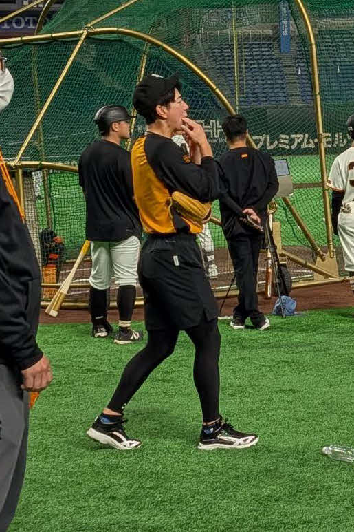 練習中に器用に指笛を鳴らす松本