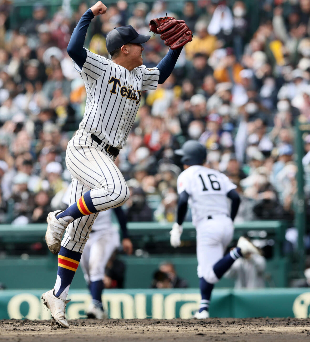 沖縄尚学対帝京　9回表、沖縄尚学に逆転で勝利しマウンドで歓喜のジャンプを見せる帝京・岡田（撮影・加藤哉）