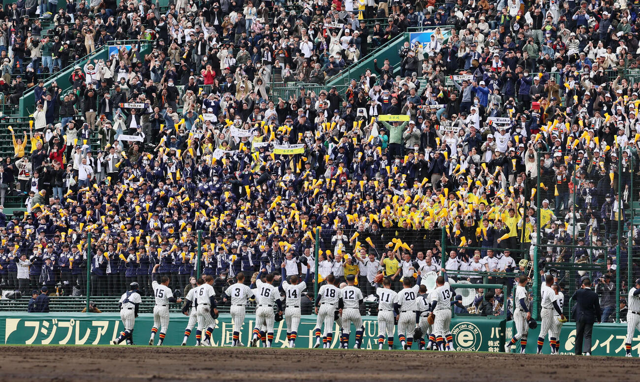 沖縄尚学対帝京　沖縄尚学に勝利しアルプススタンドの応援団にあいさつする帝京ナイン（撮影・加藤哉）