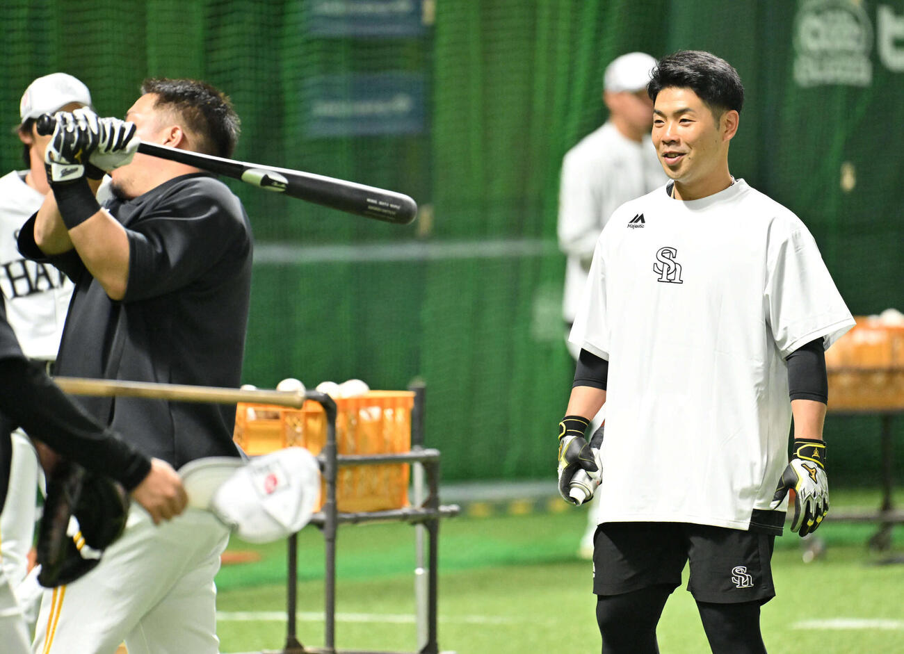 チームに合流したソフトバンク近藤（右）（撮影・林敢治）