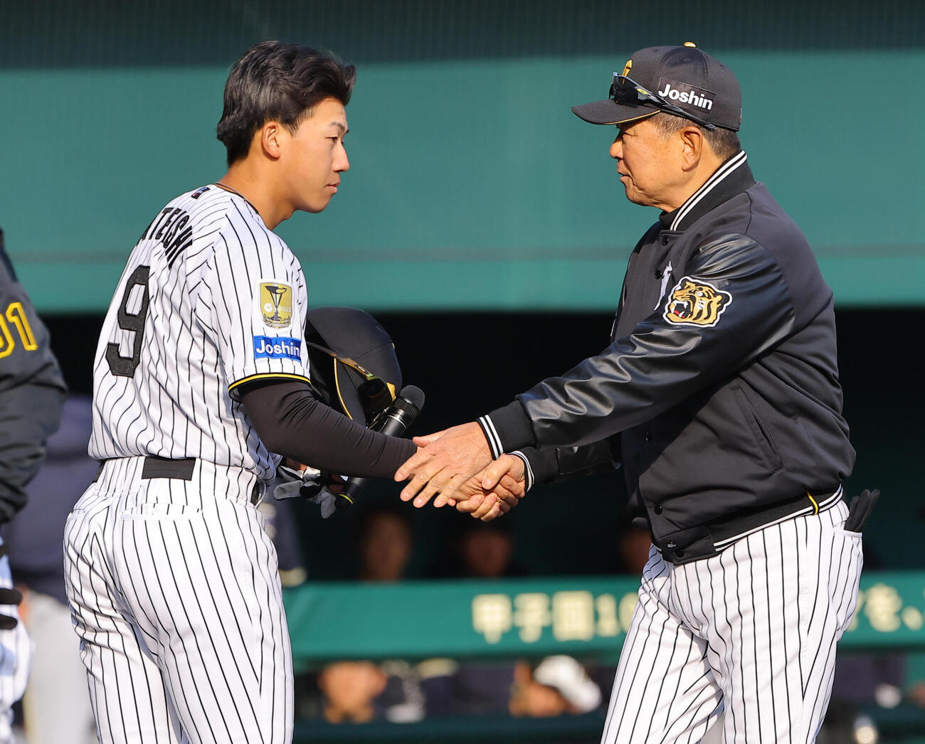 阪神対オリックス　試合後、平田2軍監督（右）と握手を交わす立石（撮影・上田博志）