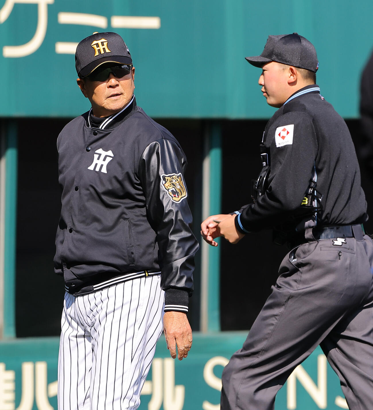 阪神対オリックス　選手交代を告げる平田2軍監督（撮影・上田博志）