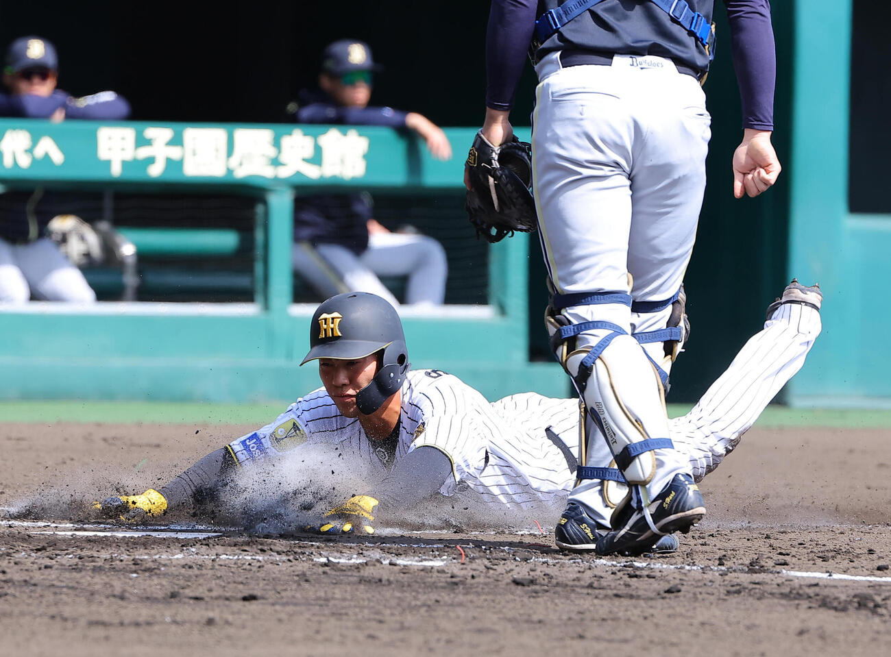 阪神対オリックス　1回裏阪神1死二塁、前川の左前適時打で生還する佐野（撮影・上田博志）