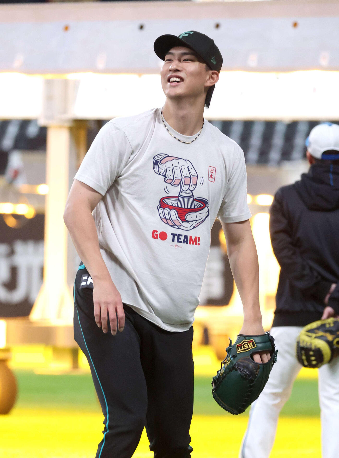 「お茶たてTシャツ」を着てキャッチボールする日本ハム達（撮影・黒川智章）