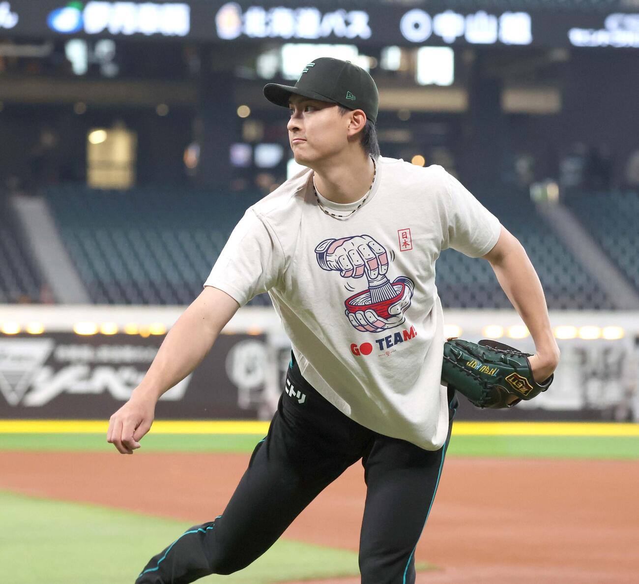 「お茶たてTシャツ」を着てキャッチボールする日本ハム達（撮影・黒川智章）