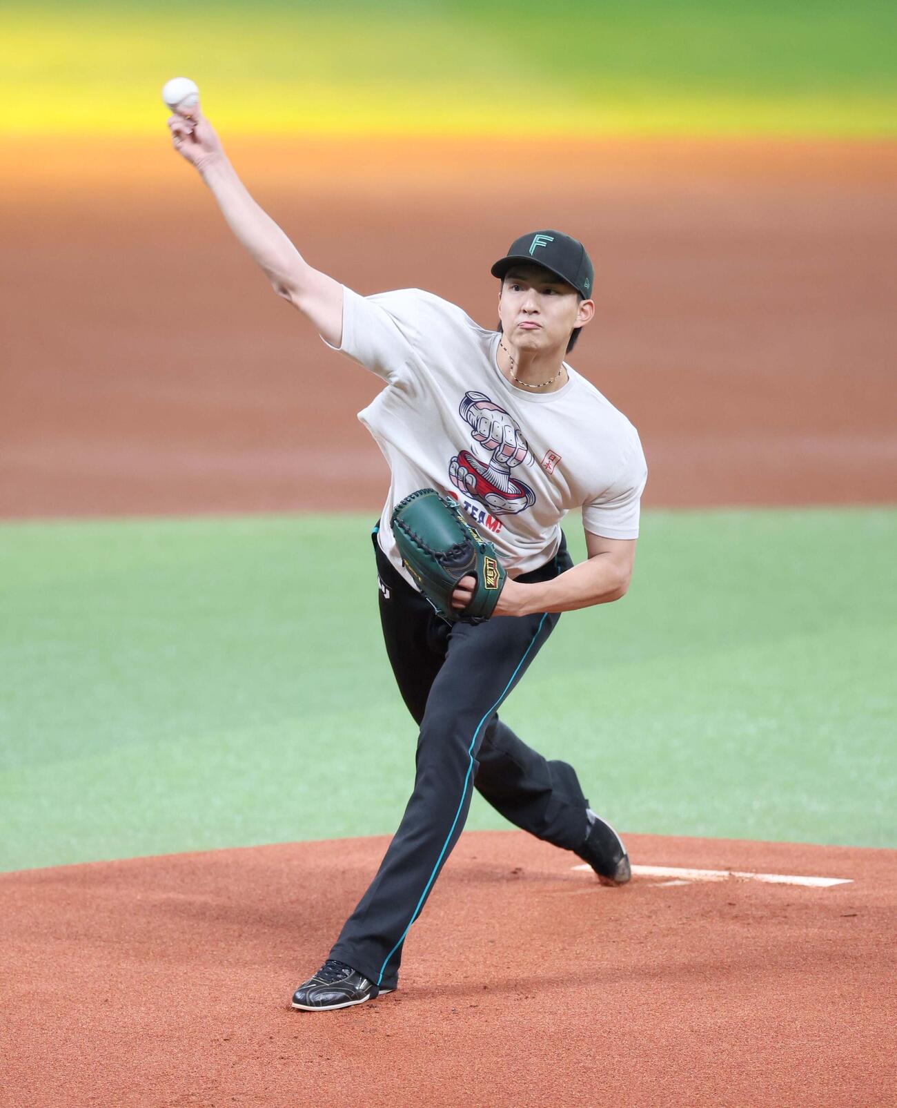 マウンドで投球練習する日本ハム達（撮影・黒川智章）